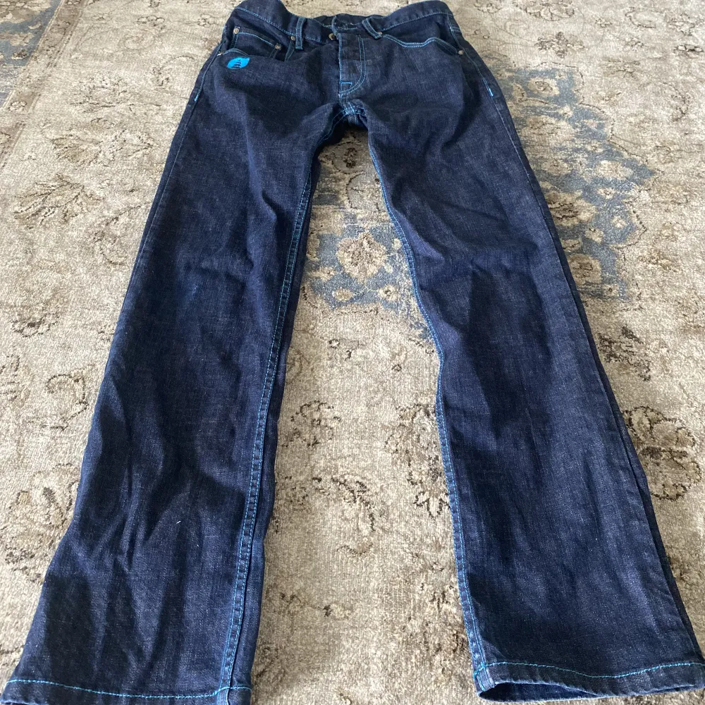 Säljer dessa mörkblå jeans med straight passform, dom är i bra skick ochsäljer pga inte min stil❤️. Jeans & Byxor.