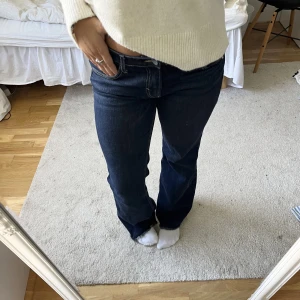 Midwaist jeans - Midwaist bootcut jeans från hm. Använt ett fåtal gånger så fortfarande i bra skick. Säljer för att jag inte använder.