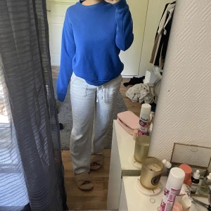 Sweatshirt  - Storlek 170 barn så alltså som en S. Använder inte, 100 kr + frakt 