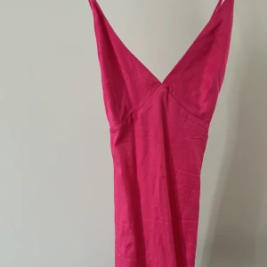 Satinklänning - Ny från HM, oanvänd, storlek S, satin