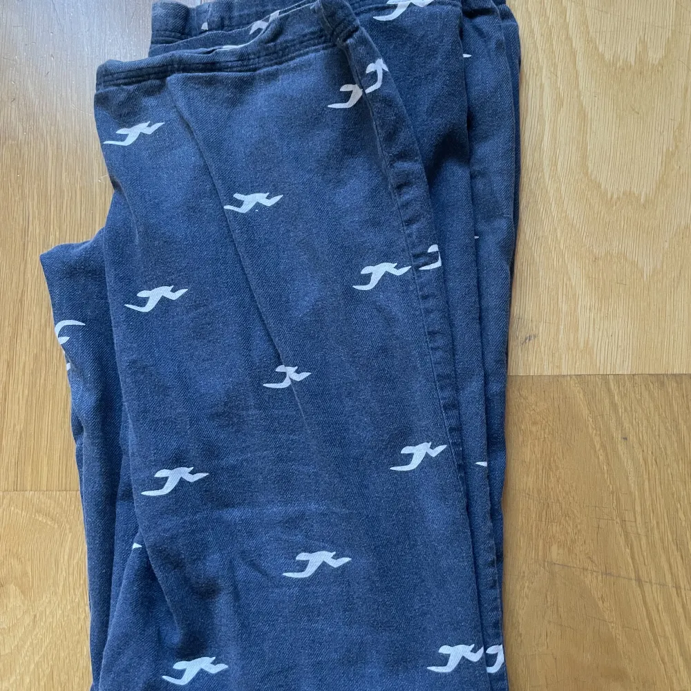 Säljer dessa sjukt sköna pyjamas byxor som inte kommer till användning längre.💞. Jeans & Byxor.