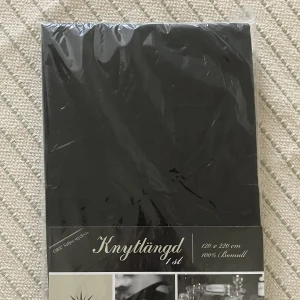 Svarta knytlängdsgardiner  - Helt nya knytlängdsgardiner. Har 4 par, säljer alla för 235kr. En av gardinerna saknar förpackning då den är uppackad men inte använd.  Mått: 120 x 220 cm 100% bomull 