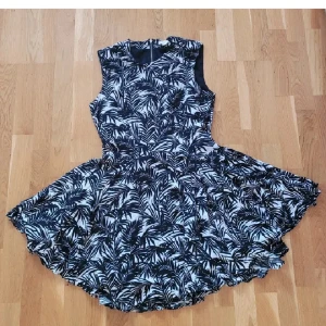 Klänning  - Volangklänning från H&M i storlek 42. I nyskick. Kan fraktas, men köparen står för frakten 💕