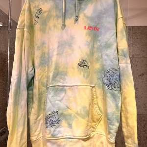 Färgglad Levis hoodie.  Bra skick köptes för 600kr Pris kan diskuteras vid snabb affär 