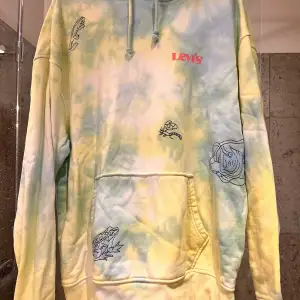 Färgglad Levis hoodie.  Bra skick köptes för 600kr Pris kan diskuteras vid snabb affär 