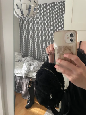 Väska från Don Donna  - En jätte söt väska från Don Donna. Väskan är köpt för något år sedan men bara hängt i garderoben. Har inga skador på sig, säljer för 100 kr.
