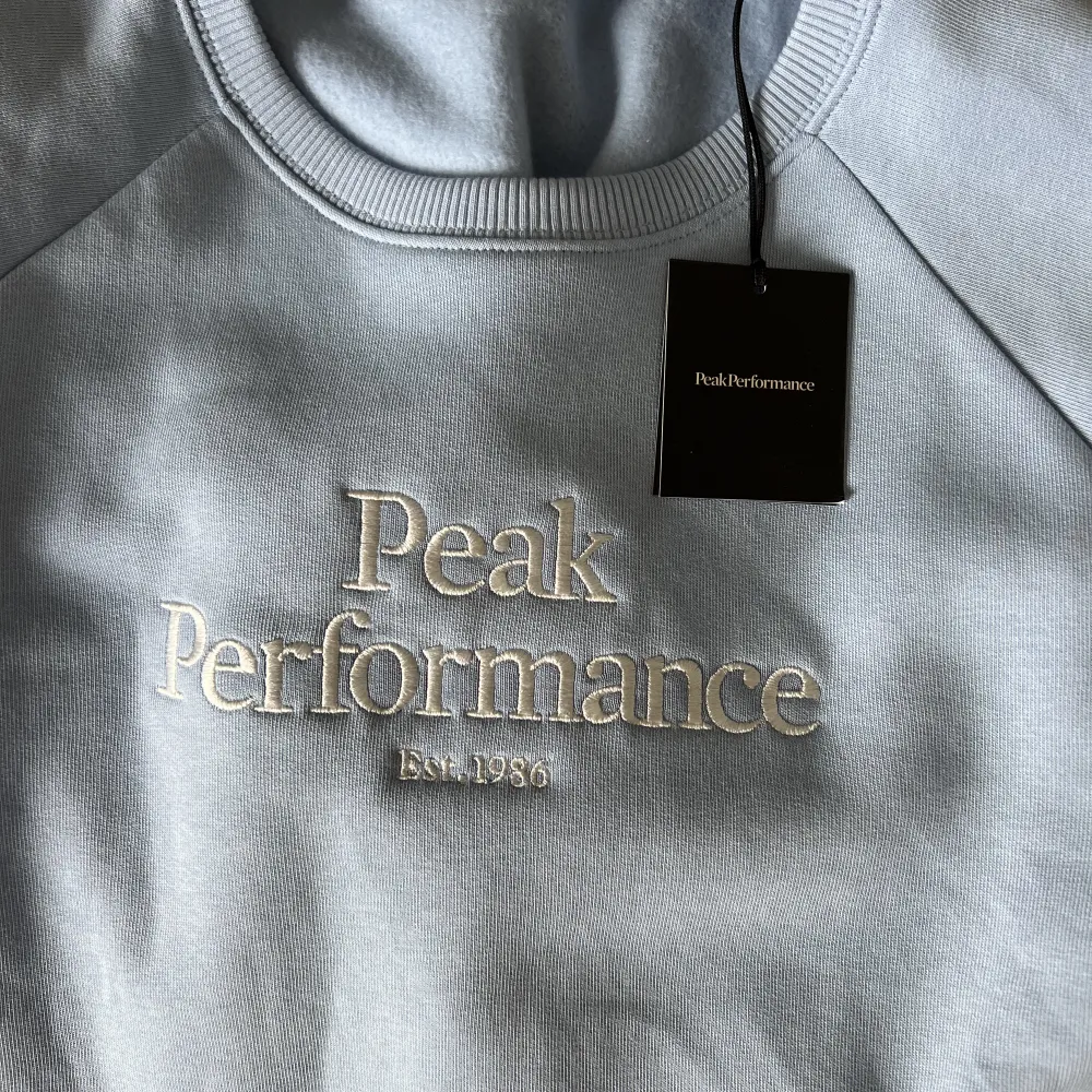 så fin sweatshirt från peak performance, aldrig använd med lapp kvar, stlk 170 men passar XS/S!!. Tröjor & Koftor.
