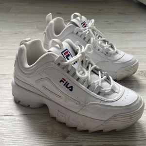 Fila Disruptor - Säljer nu mina Fila Disruptor i storlek 39 🖤De är lite smutsiga men har inte använts mycket och själva skon är därför i fint skick! 