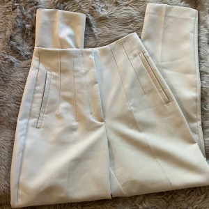 Beiga kostymbyxor från zara - Högmidjade kostymbyxor från zara. I storlek XS. Använd några ggr. Säljer pga att dom blivit små för mig. Fortfarande som nya. Inga defekter.