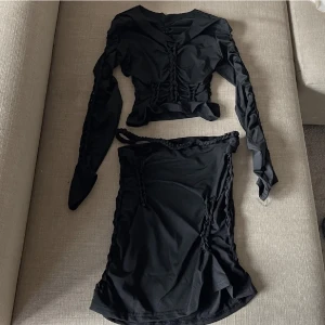 Kjol & topp  svart  - Super snygg set med massa coola detaljer på. Oanvänd då den va tyvär för liten för mig, i storlek M men passar S 