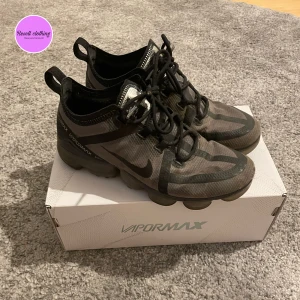 Nike vapormax  - Dom är i ett bra skick utom att framme på är dom lite uppskrapade 