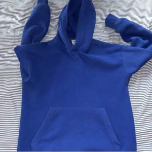En blå hoodie köpt på Zara, väldigt bra skick 