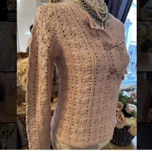 Virkad Odd Molly - Virkad Odd Molly kofta med knappar och fina rosa rosetter.  Helt ny med taggen på. I färgen Milky pink. Storlek S. Original pris är 1899kr men jag säljer för 950kr. Så halva priset.  💕