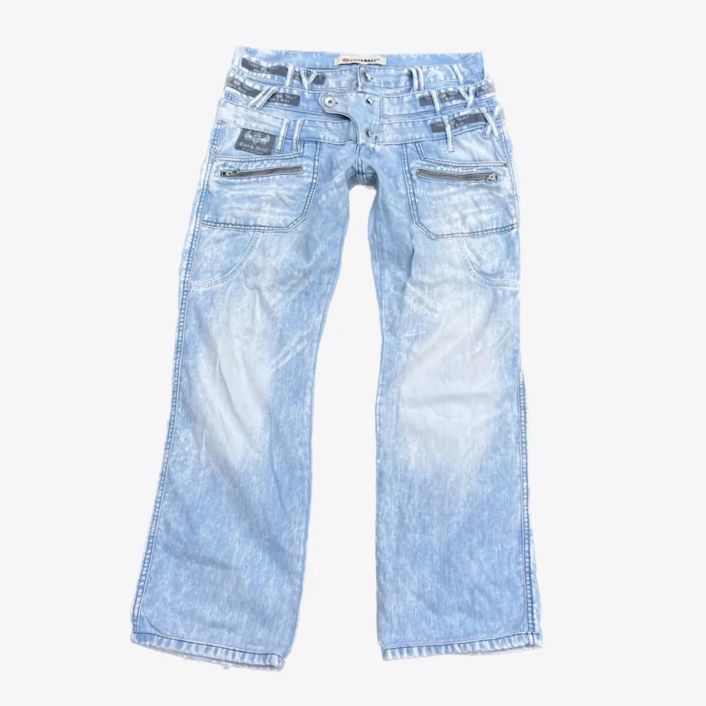 Säljer dessa feta jeans ! Super fint skick🪩 98 cm midja , 80 cm innerbenslängd! . Jeans & Byxor.