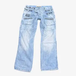 Säljer dessa feta jeans ! Super fint skick🪩 98 cm midja , 80 cm innerbenslängd! 