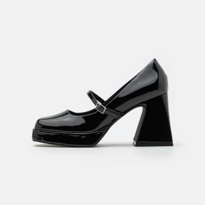 Mary Janes - Snyggaste skorna jag äger, Mary Janes från Even&Odd, platform med klack! Säljer då de är för stora för mig 🥲 Använda fåtal gånger endast inomhus, helt i nyskick. PS: de är lite stora i storleken! jag har normalt storlek 37, men behöver nog 36-361/2 i dem!