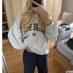 Aning Bing hoodie - Säljer denna trendiga hoodie köpt second hand för 1000kr. Mitt pris 600kr + frakt❤️ Storlek S