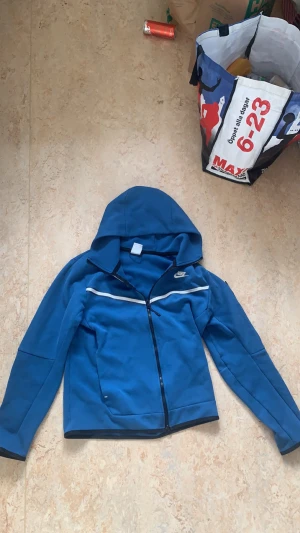 Nike tech (ovanlig) - Detta är en Nike tech som bara går att köpa i UK. Har haft den ett tag så tänkte sälja den. Jag tycker det är en av dom finaste Nike techs. Pris kan gå ner vid snabb affär.