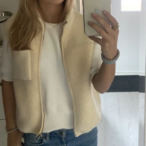 väst - säljer min beiga väst pga att den ej kommer till användning🩷använd fåtal gånger därav mycket bra kvalitet