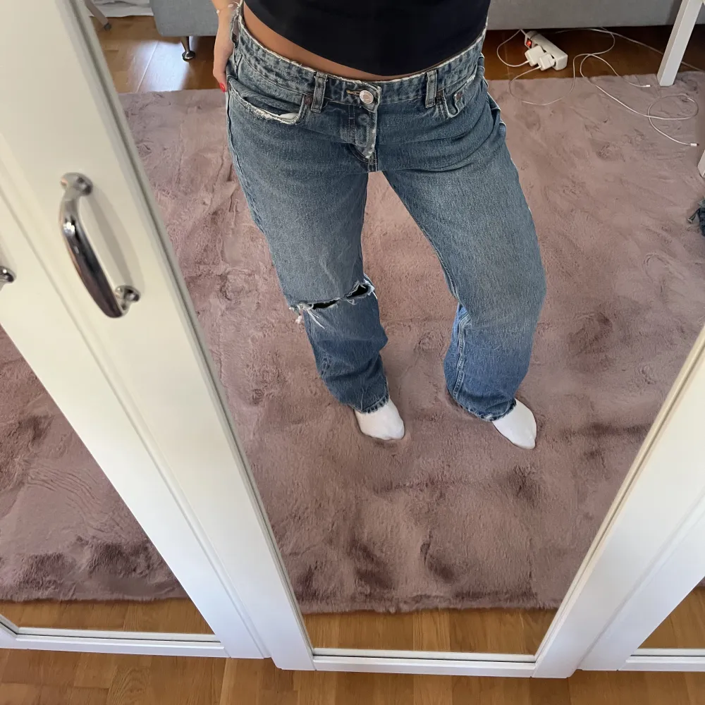 Säljer mina lågmäldheten zara jeans som knappt är använda . Jeans & Byxor.