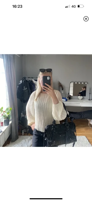 Blus  - Säljer denna blusen då den inte kommer till användning, den är från zara och i storlek S💕