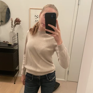 Beige stickad tröja - Snygg beige stickad tröja som passar till allt!! 