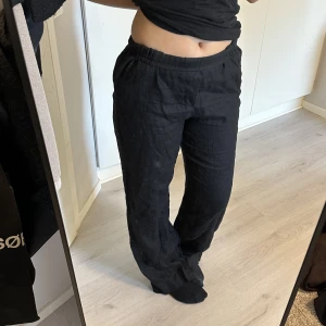Linnebyxor - Så snygga linnebyxor. Endast testade. I och med att dom är svarta är de perfekta även till hösten! Dom är långa, jag på bilden är 170.