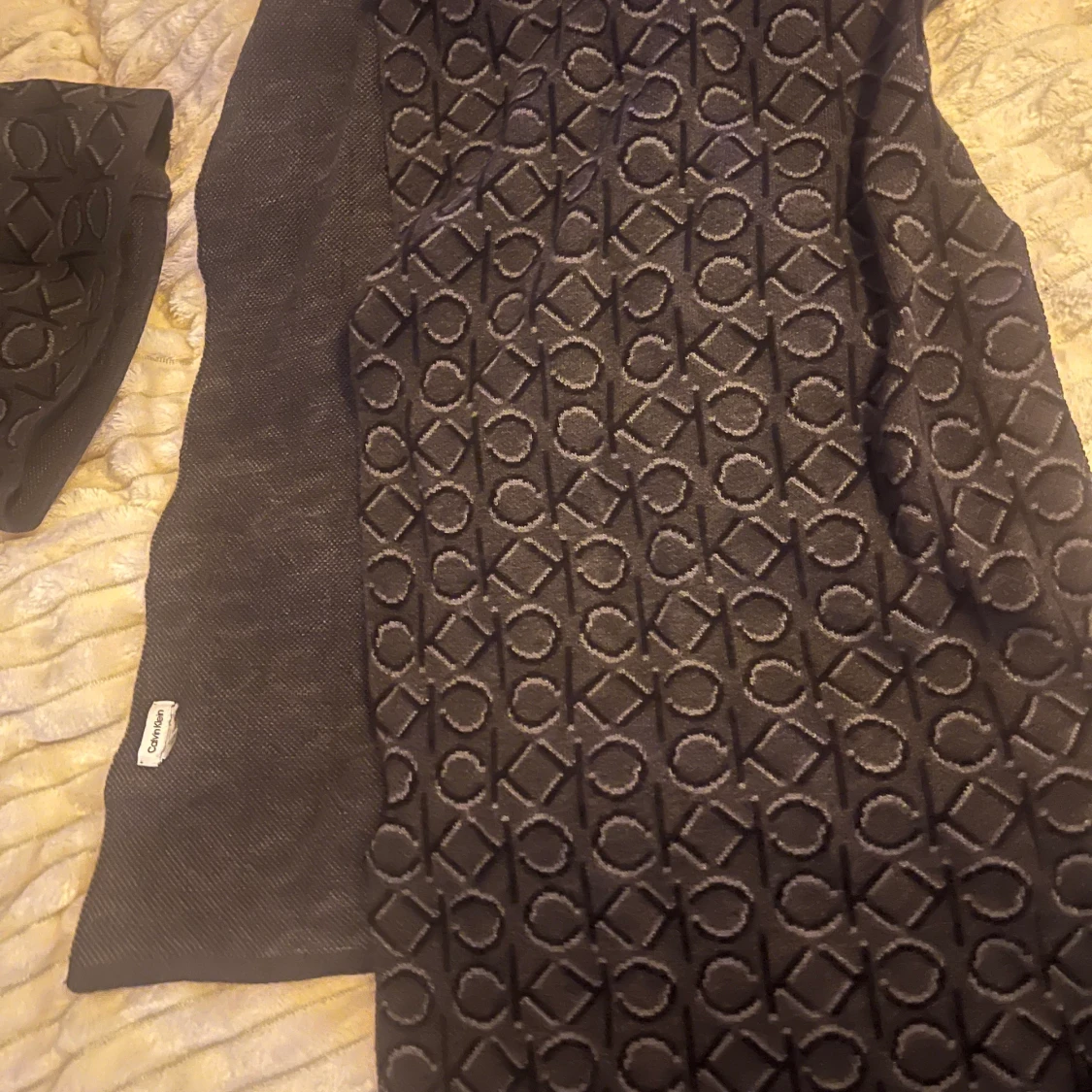 Mössa och halsduk från Calvin Klein - 90