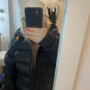 Parajumperj jacka - Säljer nu min vinterjacka då den inte kommer till använding längre. Super bra skick, utan några defekter😆😆 Nypris 4799kr Mitt pris 2299 Pris kan alltid diskuteras vid snabb affär🩷🩷 Skriv för mer bilder!!