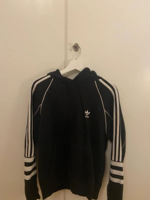 Adidas hoodie  - Fin adidas hoodie i bra skick. Endast använd några gånger för flera år sedan och sen har den bara hängt i min garderob. Storlek S