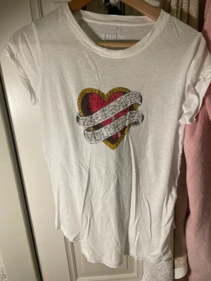Zadig t-shirt - Ascool t-shirt från Zadig, nästan aldrig använd och är som ny, inga hål slitningar osv🥰 passar både Xs och s skriv för fler bilder