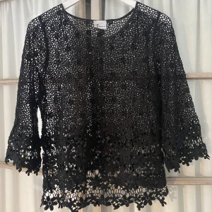 Svart topp - Svart topp som är ganska genomskinlig (bild 3) i storlek S.