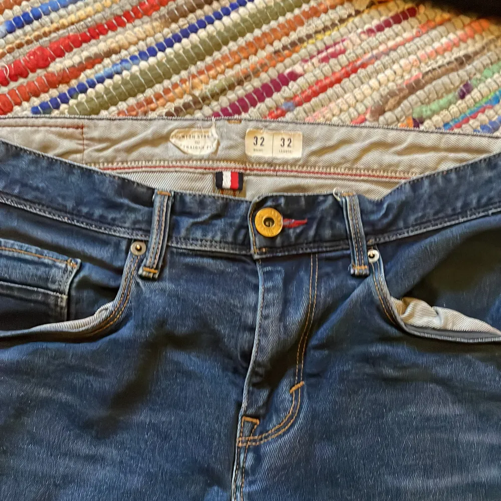 Säljer dessa Tommy hilfiger jeans som funkar att ha både som tjej och kille! Fint skick utan några defekter. Hör av er vid frågor och intressen👍. Jeans & Byxor.