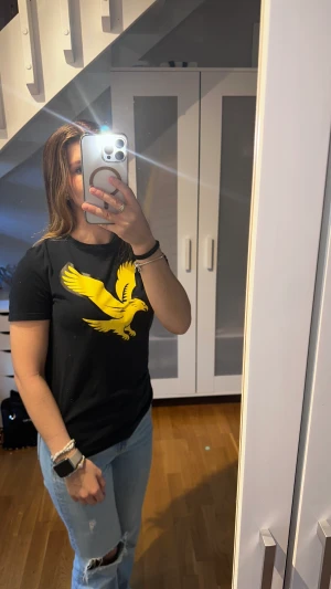 Lyle and Scott T-shirt  - Nu är det dags för min fina Lyle and Scott T-shirt att hitta en ny ägare. Tröjan är i använt skick och fortfarande mycket fin och där finns inga defekter. Köparen står för frakten!