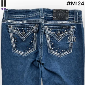 M124 lågmidjade bootcut missme jeans  - MissMe jeans i model Easy Boot 💜 Tag 28W 💜Midja (rakt över) 40cm 💜 Innerben 71cm 💜 Ytterben 96cm 💜 Benöppning 22cm 💜  💜Våra mått blir W=31, L=27 💜 Men jämför alltid måtten💜M124