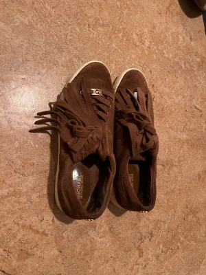 MK skor  - Äkta Micheal kors skor Ordentligt använda 