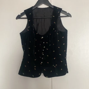 Korsett - Gammeldags liknande korsett i sammets liknande material med blommor