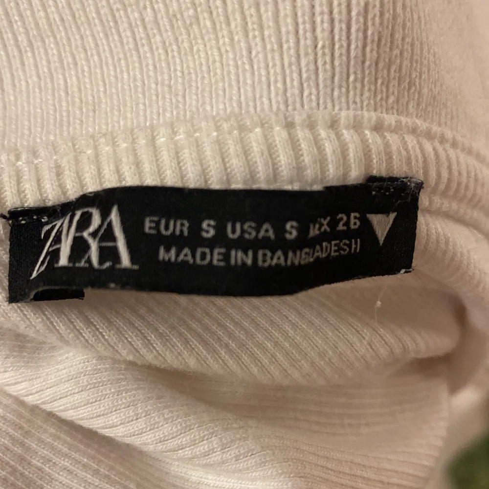 Croppad vit T-shirt med krage från Zara. Säljes för 130kr i storlek s. Toppar.