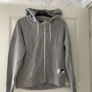 Huvtröja  - Huvtröja i mycket gott skick 