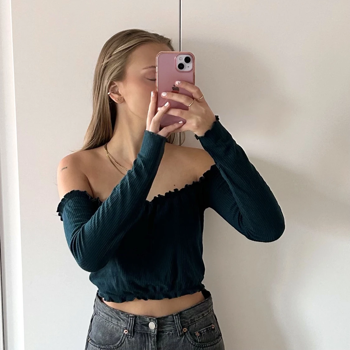 mörkgrön offshoulder-tröja