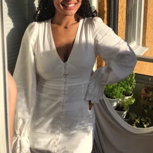 Adoore klänning  - Säljer min studentklänning från Adoore, använd endast denna dag🩷