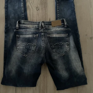 Lågmidjade jeans - Säljer dessa jättefina lågmidjade jeansen som jag tyvärr beställde i alldeles för liten storlek så får inte på mig dem 💘Midjemåttet tvärs över 35, innebenslängden 76💘 