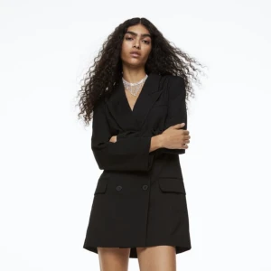 Oversized kavaj - Säljer denna super snygga slutsålda oversized klänning/kavajen från H&M i storlek S! Helt ny med prislappar kvar, nypris 500kr mitt pris 400kr. 