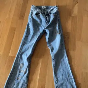 Säljer mina helt oanvända jeans med blom detaljer från Spanien, nypris är 800, kontakta för mer info🥰