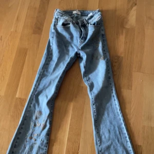 Midwaist bootcut jeans  - Säljer mina helt oanvända jeans med blom detaljer från Spanien, nypris är 800, kontakta för mer info🥰