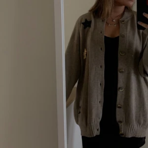 Stjärn-kofta - Säljer min superfina kofta/cardigan eftersom den inte kommer till användning:) på andra bilden syns de stjärnor som sitter kvar, men de sitter ganska löst de med, därav priset🥰Storlek M/L skulle jag säga:) jätteskönt tyg och perfekt inför hösten!