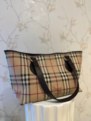 Burberry väska  - Säljer denna fina Burberryväskan som inte längre kommer till användning. 