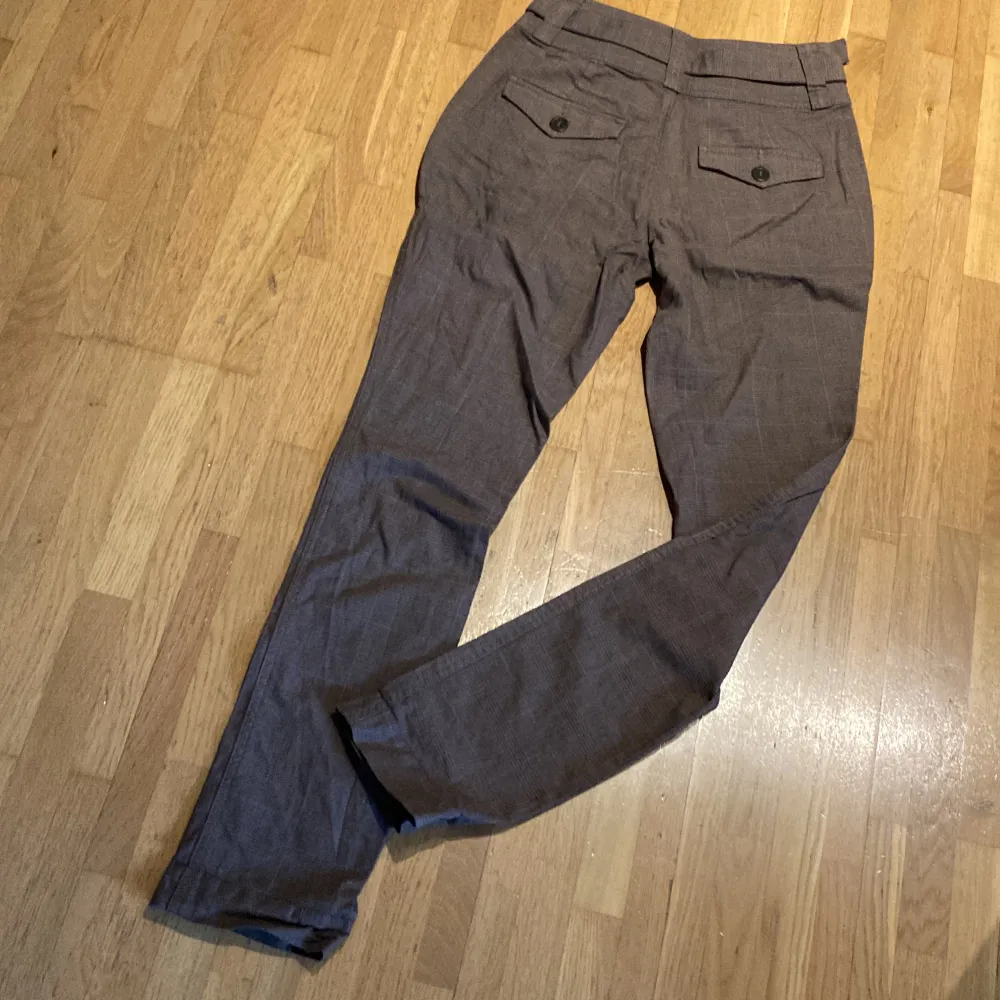 Bruna rutiga byxor med orangea trådar  Hög midja och lite stretch . Jeans & Byxor.