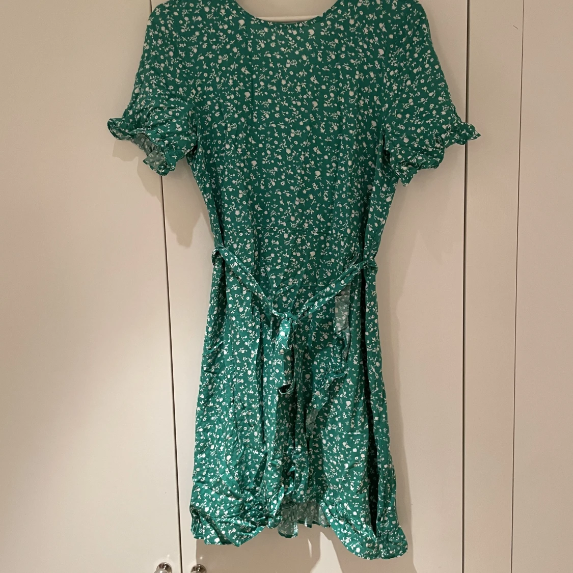 Grön blommig klänning