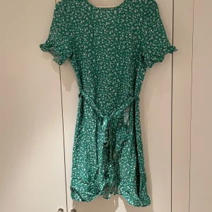 Grön blommig klänning - Bra skick hör av er för fler bilder eller om ni har några frågor 